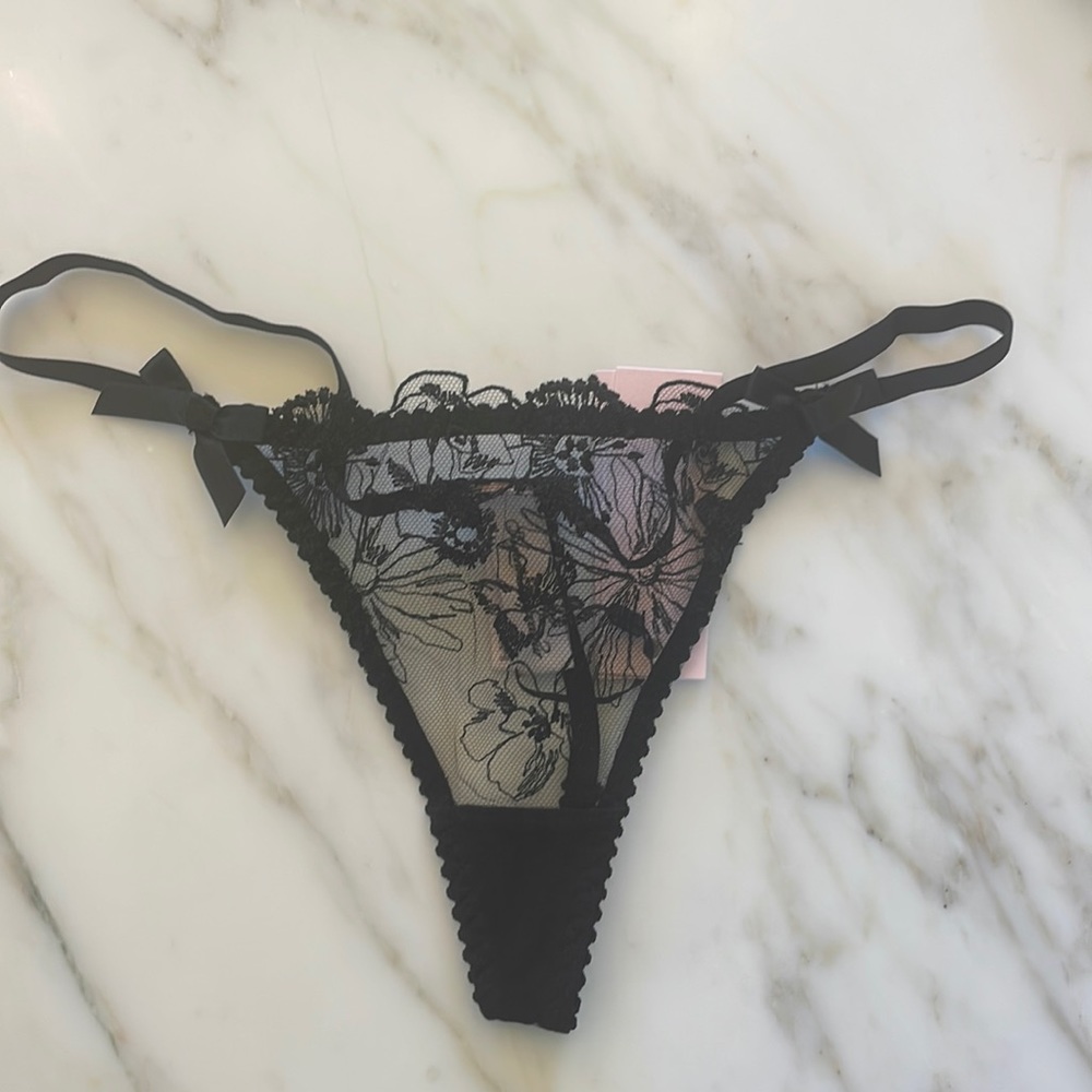 Black thong
Sheer, black tulle